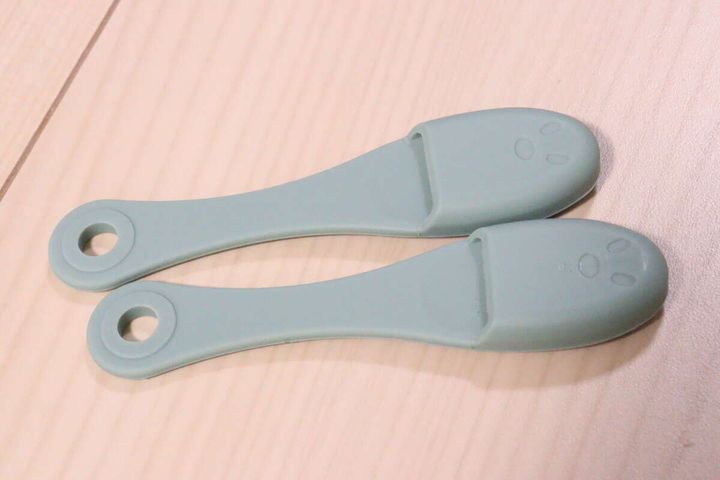 薄い緑色のやわらかいペット用ブラシが2つ並べられている