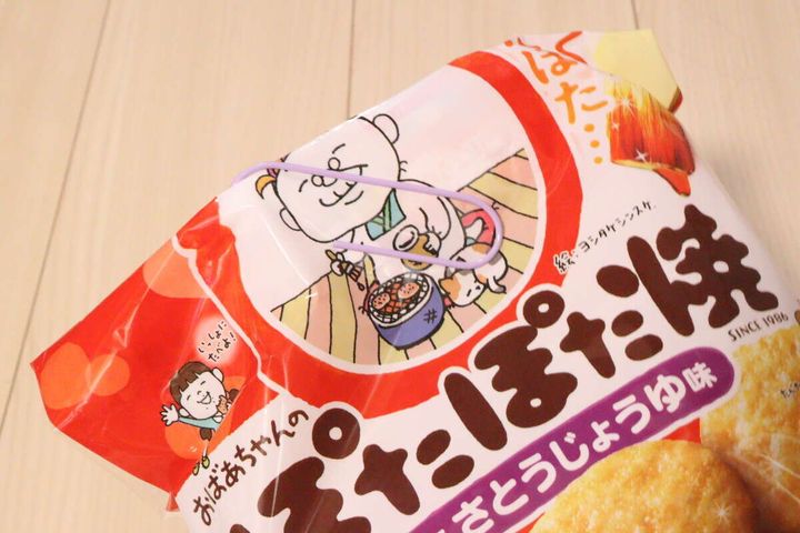 パープルのビッグクリップがお菓子の袋の口をしっかりと留めている