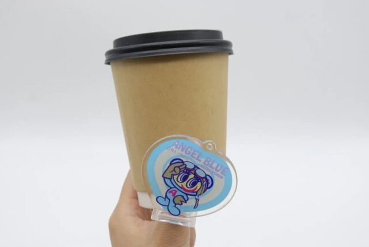 ドリンクやスイーツと一緒に撮影