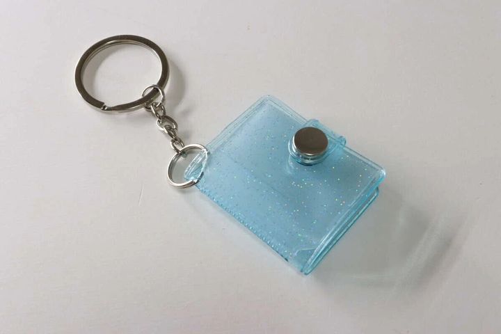 豆本のようなサイズ感が可愛いアルバム型キーホルダー