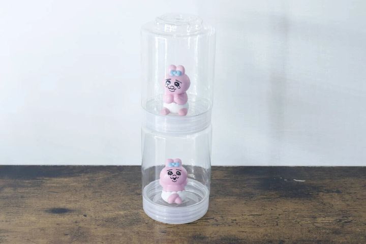 透明な円柱スタックケースが2段に積み重ねられ、中にうさぎのフィギュア