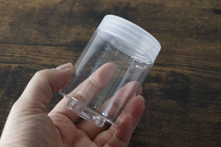 手で持った透明な円柱スタックケースの本体部分