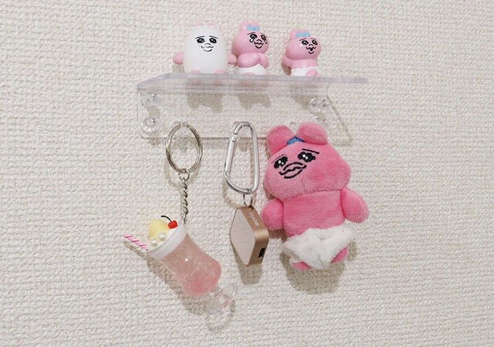 壁に設置されたウォールラックにうさぎのフィギュアとキーホルダー