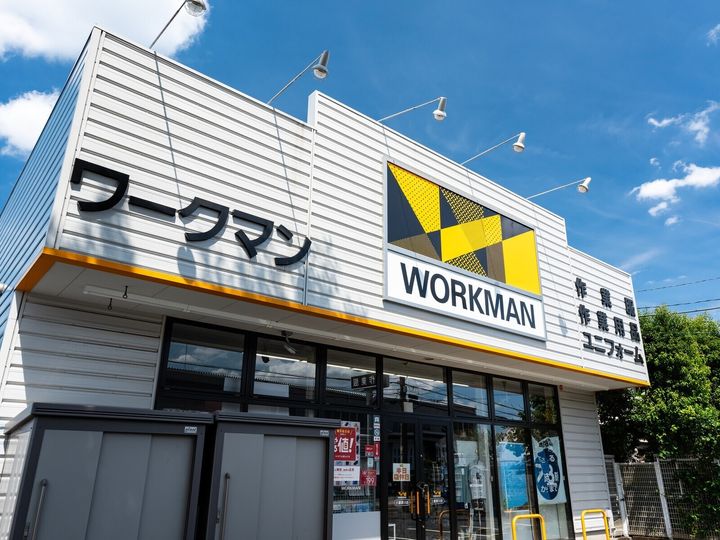 ワークマンの「ガバッと出せるインナーケース付きカメラバッグ」は、フルサイズカメラも収納できる2段構造のカメラバッグです。カメラを持たない人にも使いやすいと話題になっており、その魅力を紹介します。