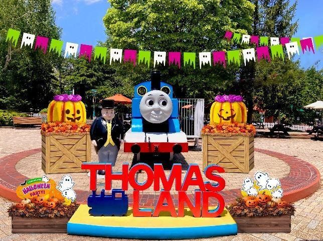 トーマスランド入口広場のトーマスとおばけたちの装飾