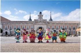 志摩スペイン村のヨーロピアン建築前に並ぶ着ぐるみキャラクター