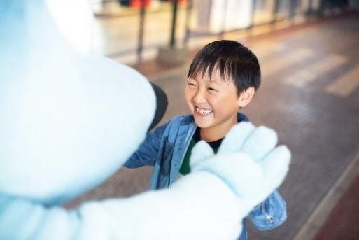 着ぐるみキャラクターと子どものハイタッチ