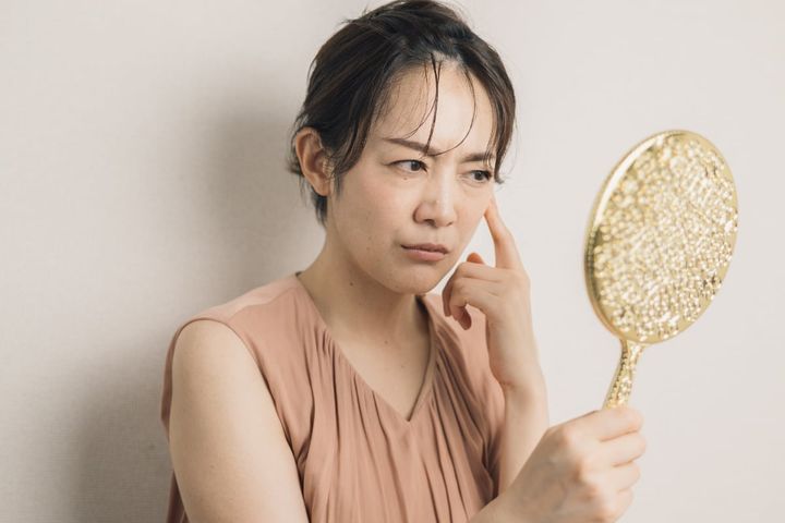 スマホ首だと顔が老ける？（画像はイメージ）