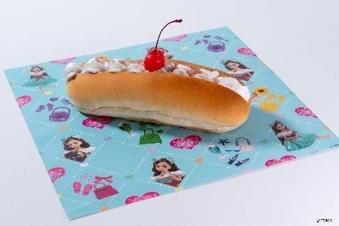 サクランボをトッピングした「ぱちぱちクリイムソーダパン」
