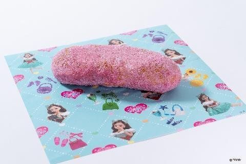 ピンク色のストロベリーパウダーをまぶした「ストロベリー揚げパン」