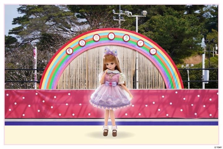 西武園ゆうえんち限定衣装のリカちゃんと虹型アーチ装飾