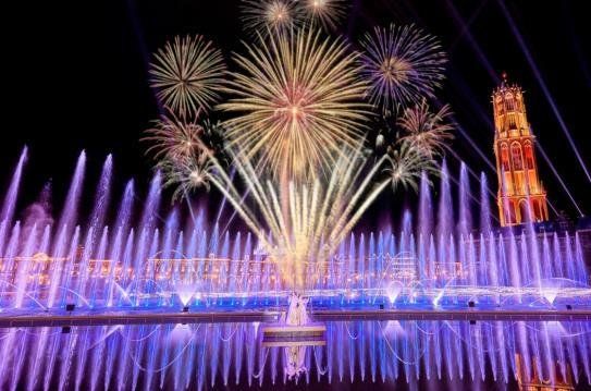 「スパークリング・スカイナイトショー」の花火と噴水