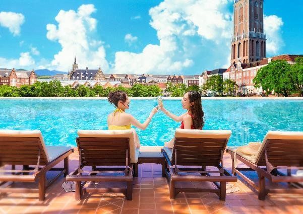 「ヨーロピアン・アクアラグーン」プールサイドで乾杯する様子