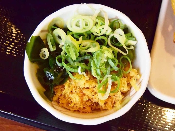 丸亀製麺では無料で天かすやわかめなどのトッピングも用意