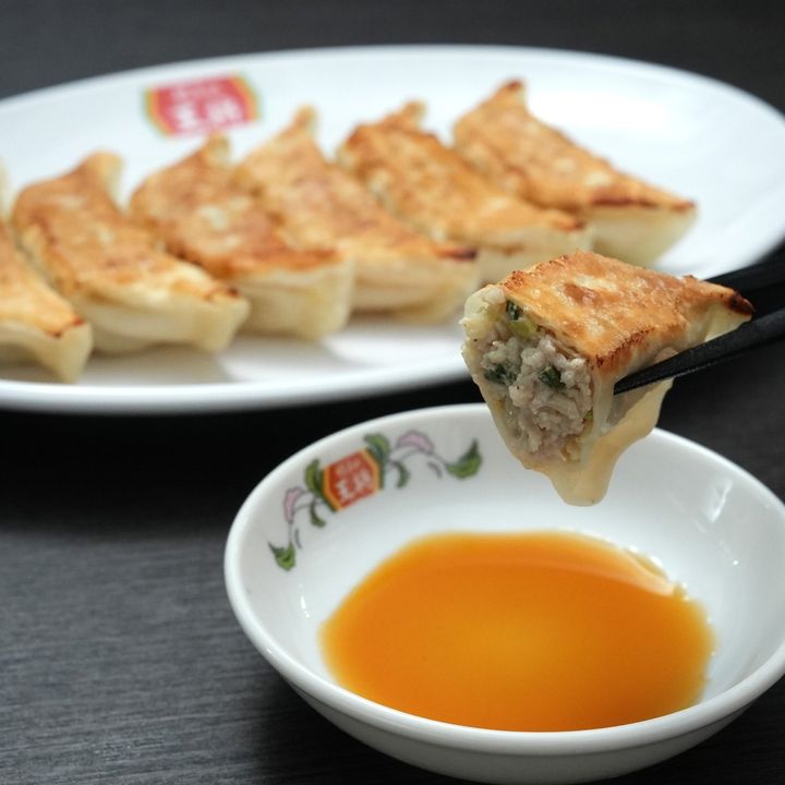 大葉香るにんにくゼロ生姜餃子の断面と焼き餃子の盛り付け