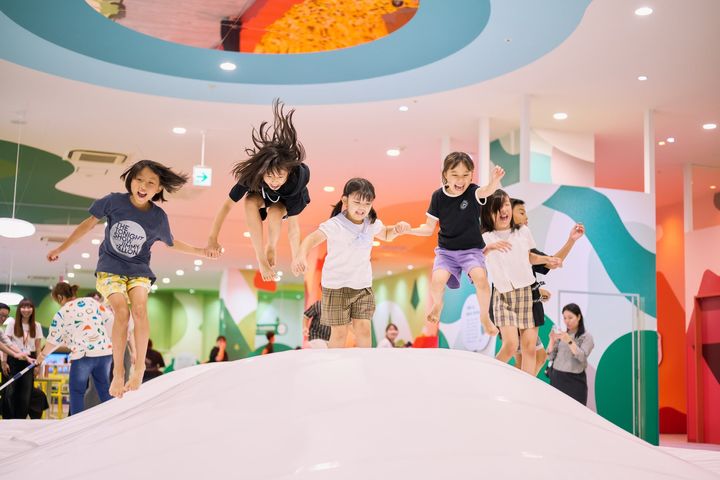 北極エリアの巨大なふわふわドームで飛び跳ねる子どもたち