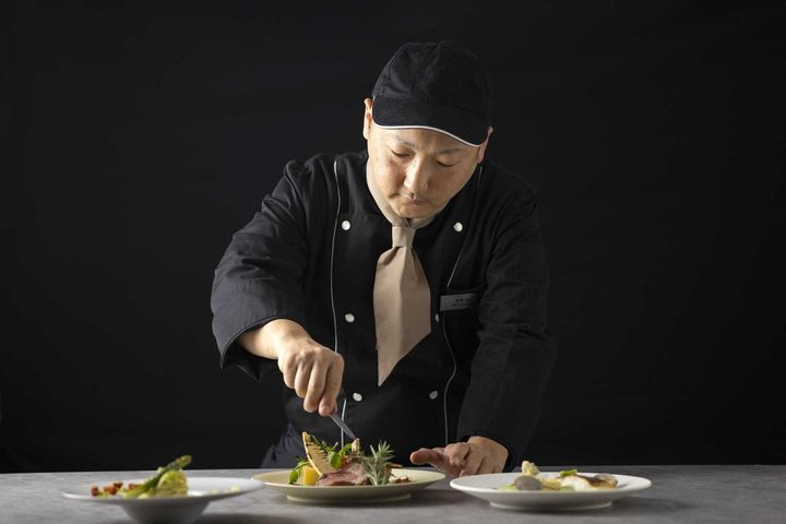 メインディッシュを仕上げるシェフ