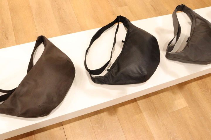 白い台に並べられた三日月型ショルダーバッグ3色