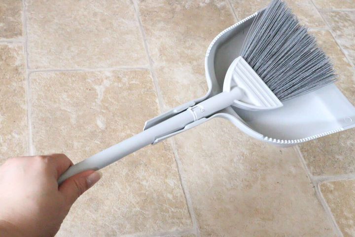 ほうきとちりとりを重ねて片手で持ちコンパクトさをアピール
