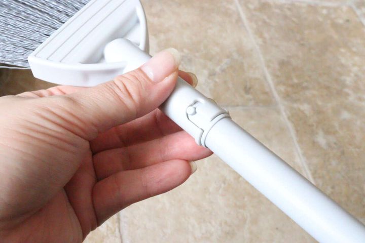 ほうきの柄が取り外せるジョイント部分を指で示している