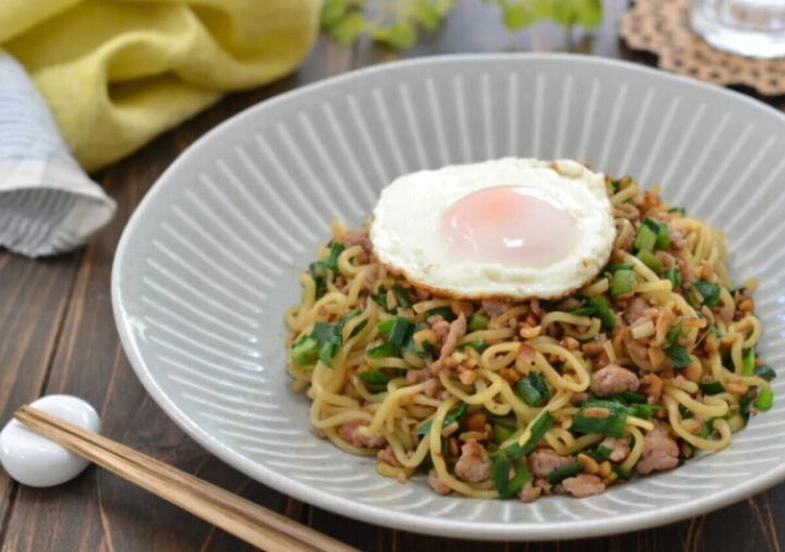 目玉焼きがのった豚肉と納豆のニラ焼きそば