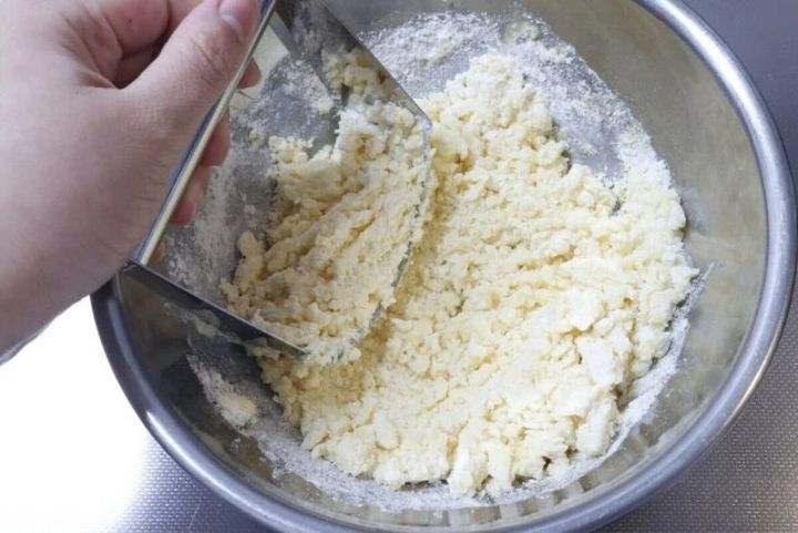 パイブレンダーでボウル内のバターと粉を混ぜる