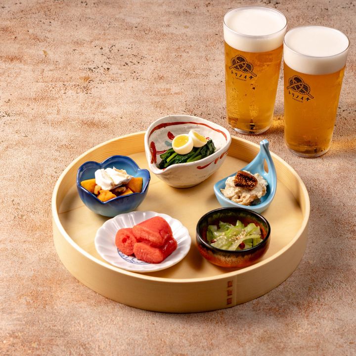 円形の皿に盛られた彩り豊かなおばんざいの数々