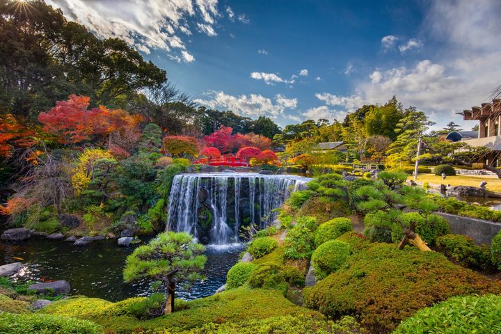 ガーデンラウンジから望む日本庭園の紅葉