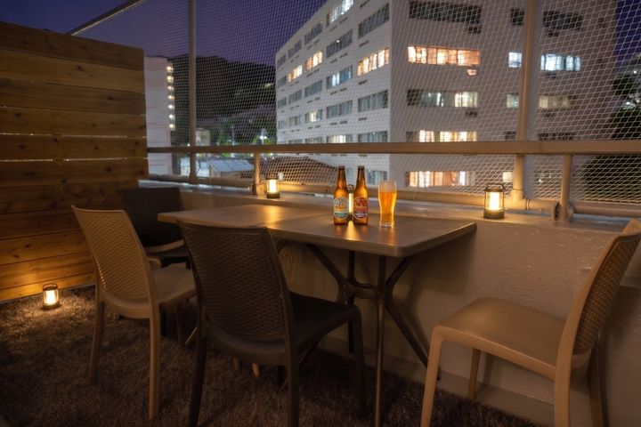 商店街で買ったお惣菜と地酒を並べたテラスの様子