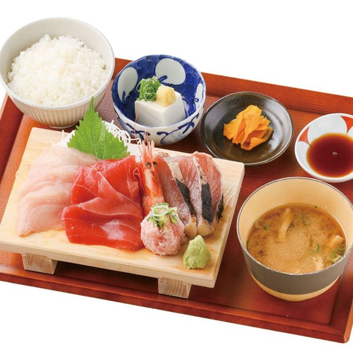 お刺身盛り合せにごはん、味噌汁、漬物、小鉢が付いた銀次の刺身定食