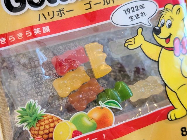 透明窓部分の6色ゴールドベアグミチャームのアップ