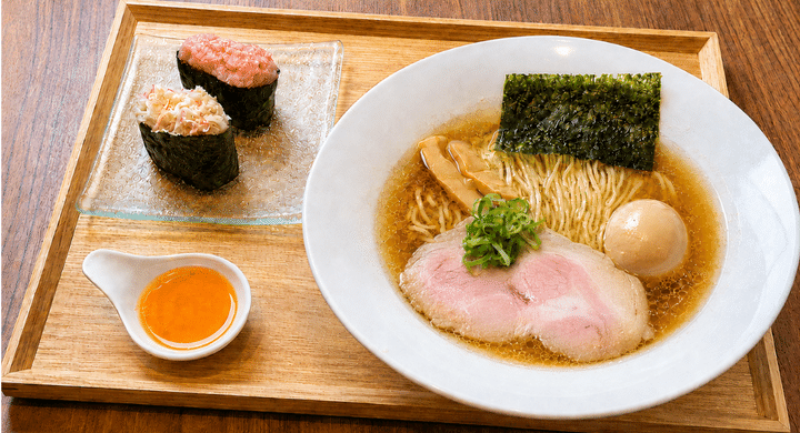 醤油ラーメンと軍艦巻きのセット