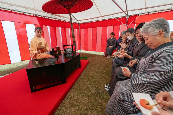 茶席で点前と和菓子を楽しむ来場者