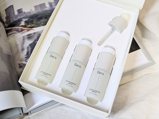 favs ペプチドハイドレーティングアンプルの3本セットとスポイトが収まった箱