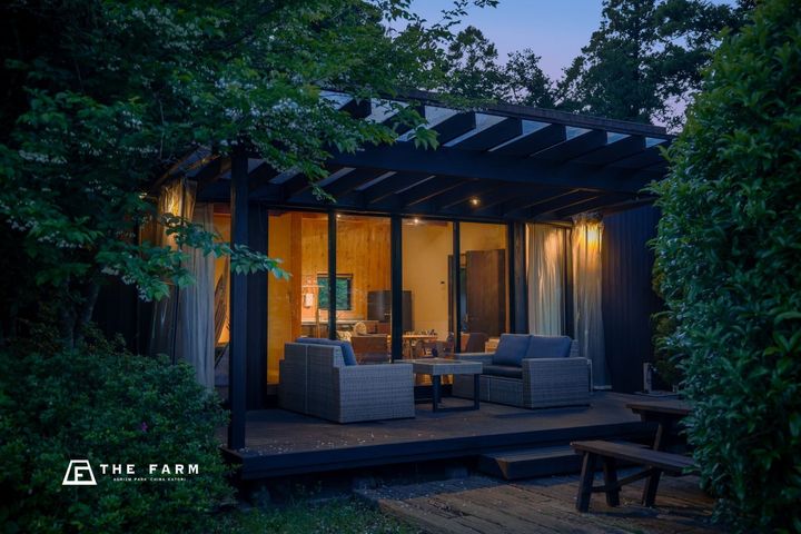THE FARMのコテージ外観とデッキ