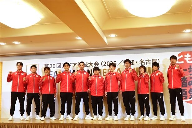 【写真】2026年8月に開催されたTEAM JAPANメディアサミットの様子。他競技の選手と肩を並べる栗原悠輝選手(写真中央)