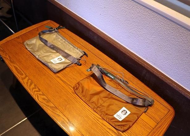 行動中に必要な荷物を“手元に下げておく”ために設計された、容量約5リットルの軽量サコッシュ「and wander + STARBUCKS Sil サコッシュ(グレージュ/キャメル)」(各1万1000円)