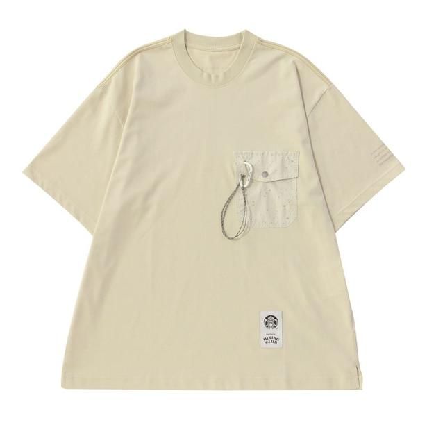 コラボオリジナルの仕様として、前身頃にスターバックスサイレンロゴとand wander HIKING CLUBのロゴをデザインしたパッチも配置