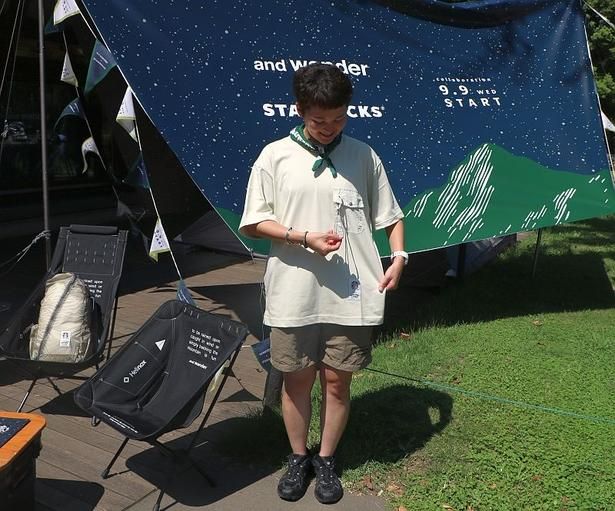胸元にカラビナ付きポケットを配した、and wanderブランドのアイコニックなディテールが際立つTシャツ「and wander + STARBUCKS ポケットTシャツ」