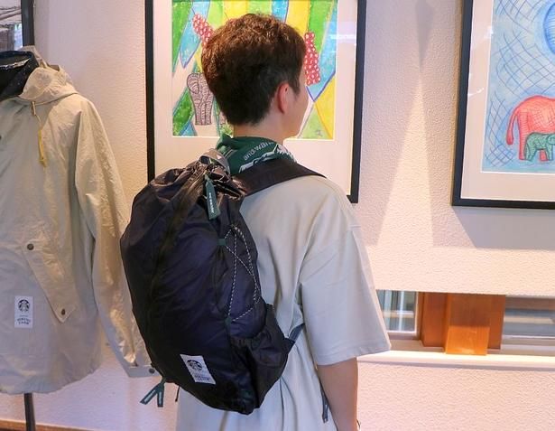こちらは、容量約18リットルの「and wander + STARBUCKS Sil デイパック(グレージュ/ネイビー)」(各2万2000円)