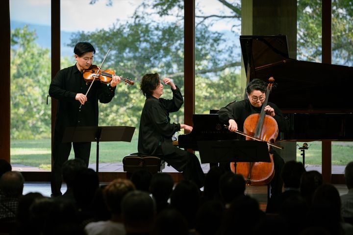清塚信也 Piano Trio 八ヶ岳高原サロンコンサートより 撮影：齊梧伸一郎 width=
