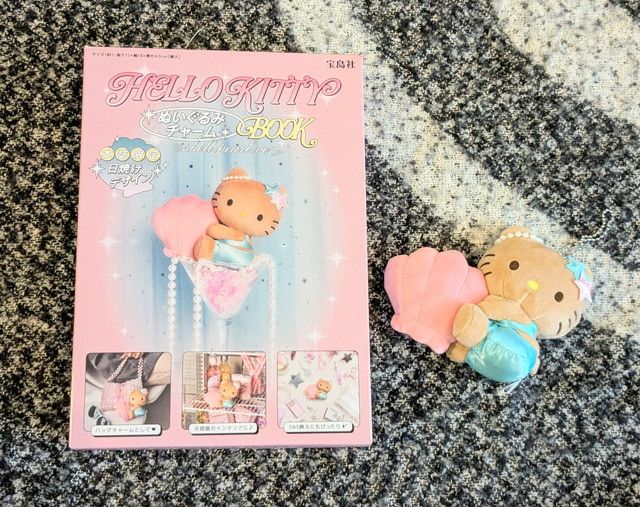 HELLO KITTYぬいぐるみチャームBOOKとぬいぐるみチャームの全体写真