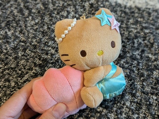 ハローキティの顔とパール・お星さまの飾りのアップ