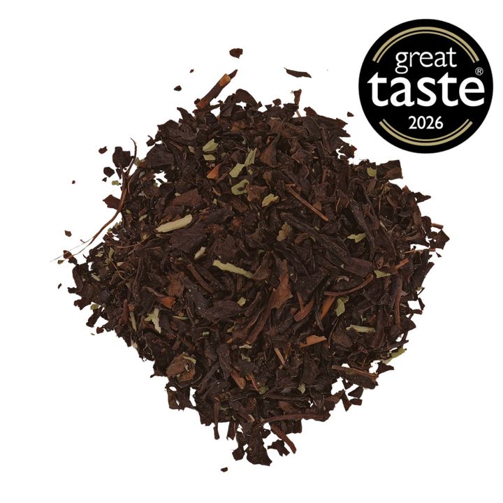 プロトタイプ段階で、権威ある国際食品審査会「Great Taste Awards 2026」に出品し、一つ星（Simply delicious）を獲得。山形県庄内産・最上紅花若菜のほのかな爽やかさと、埼玉県入間市の茶工房で丁寧に仕上げられた「狭山和紅茶」の芳醇でまろやかなコクが絶妙に調和した、日常に寄り添う無添加の美味しさです。 / べにばな紅茶「めぐる」のブレンド茶葉