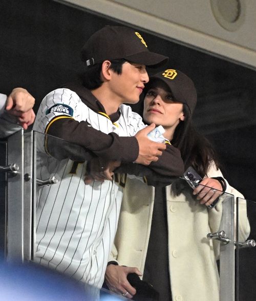 ソン・ジュンギ（左）と妻