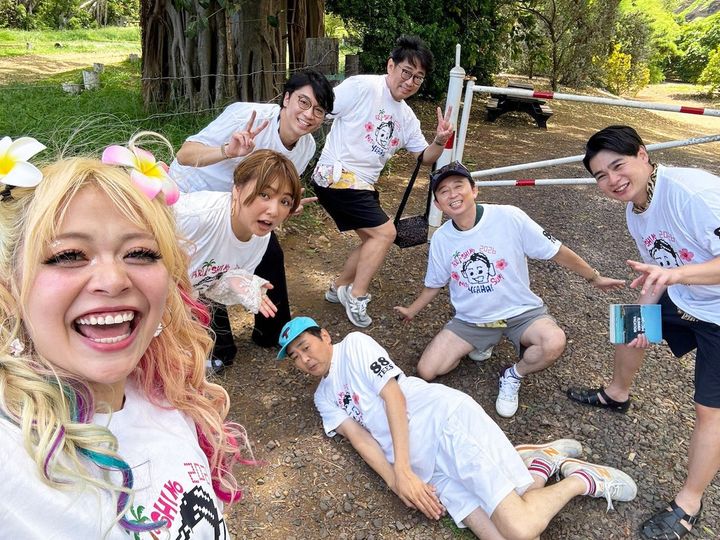 左から荒川（エルフ）、野呂佳代、新山（さや香）、田中卓志（アンガールズ）、ビビる大木、有吉弘行、吉村崇（平成ノブシコブシ） 『有吉の夏休み2026 密着77時間in Hawaii』より （C）フジテレビ width=
