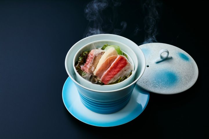 【婚礼料理 和洋中折衷コース「RURI（琉璃）」 概要】 / 漁港直送旬魚とハモンセラーノの重ね蒸し