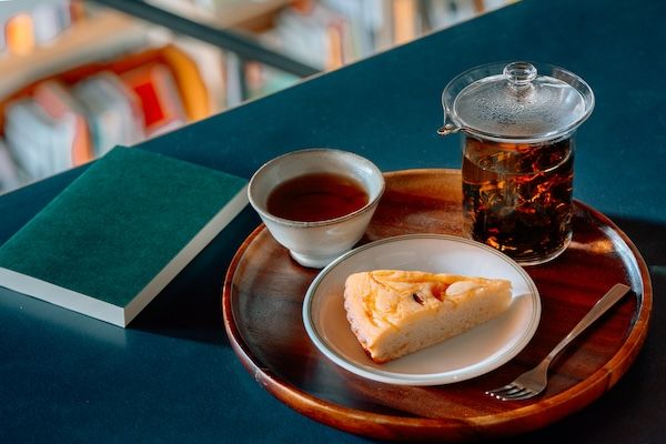 本屋が手がける茶ブランド「CHAIRO」、「本だった紙」を使用した新パッケージに！