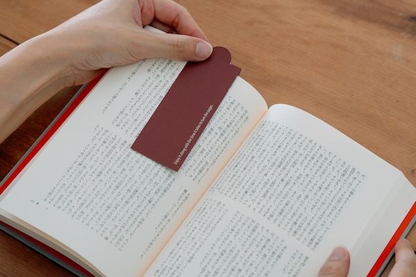 本屋が手がける茶ブランド「CHAIRO」、「本だった紙」を使用した新パッケージに！