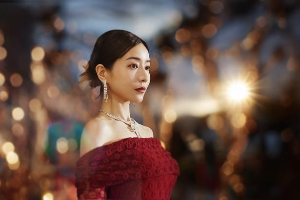 謎めいた女優・七希を演じた田中みな実 [c] 2026 Gaga Corporation/Storm Labels Inc./Studio i3